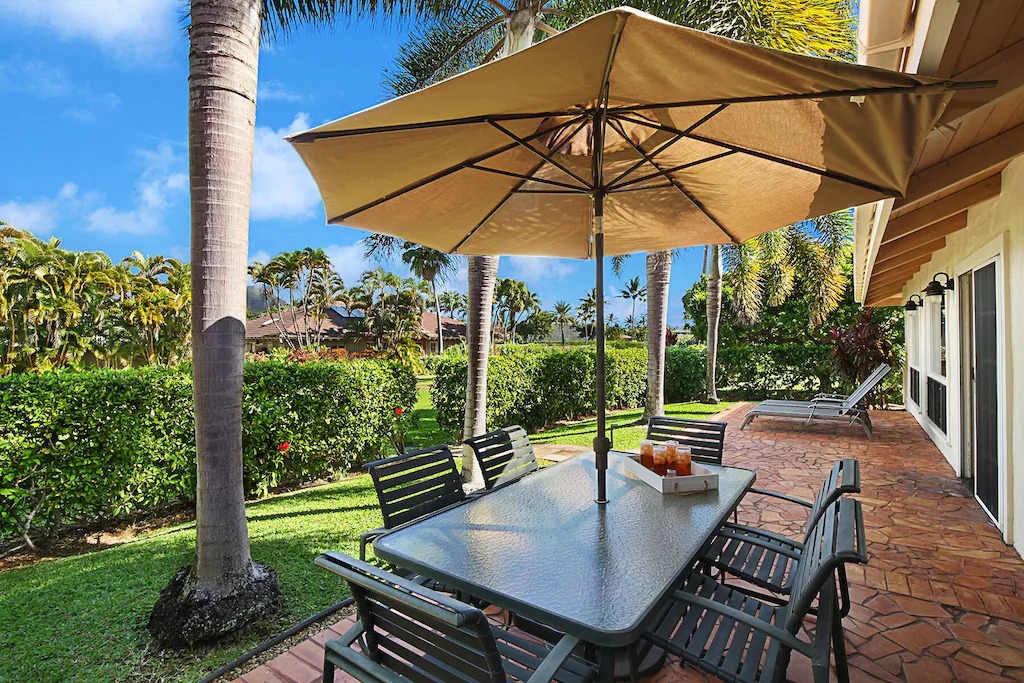 Lanai dining: Outdoor dining framed by palms and garden views