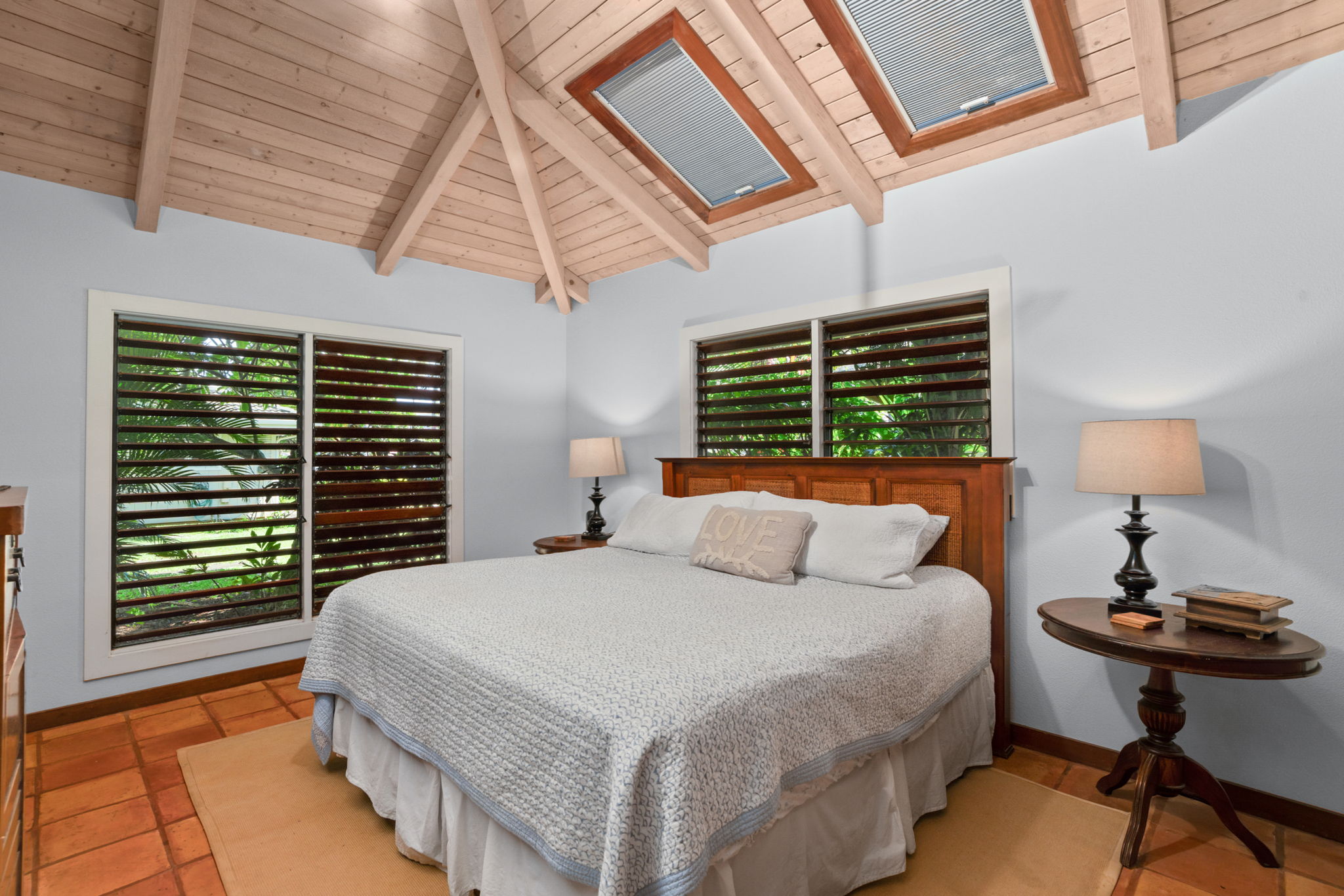 Guest bedroom: Comfortable bedroom for family or friends