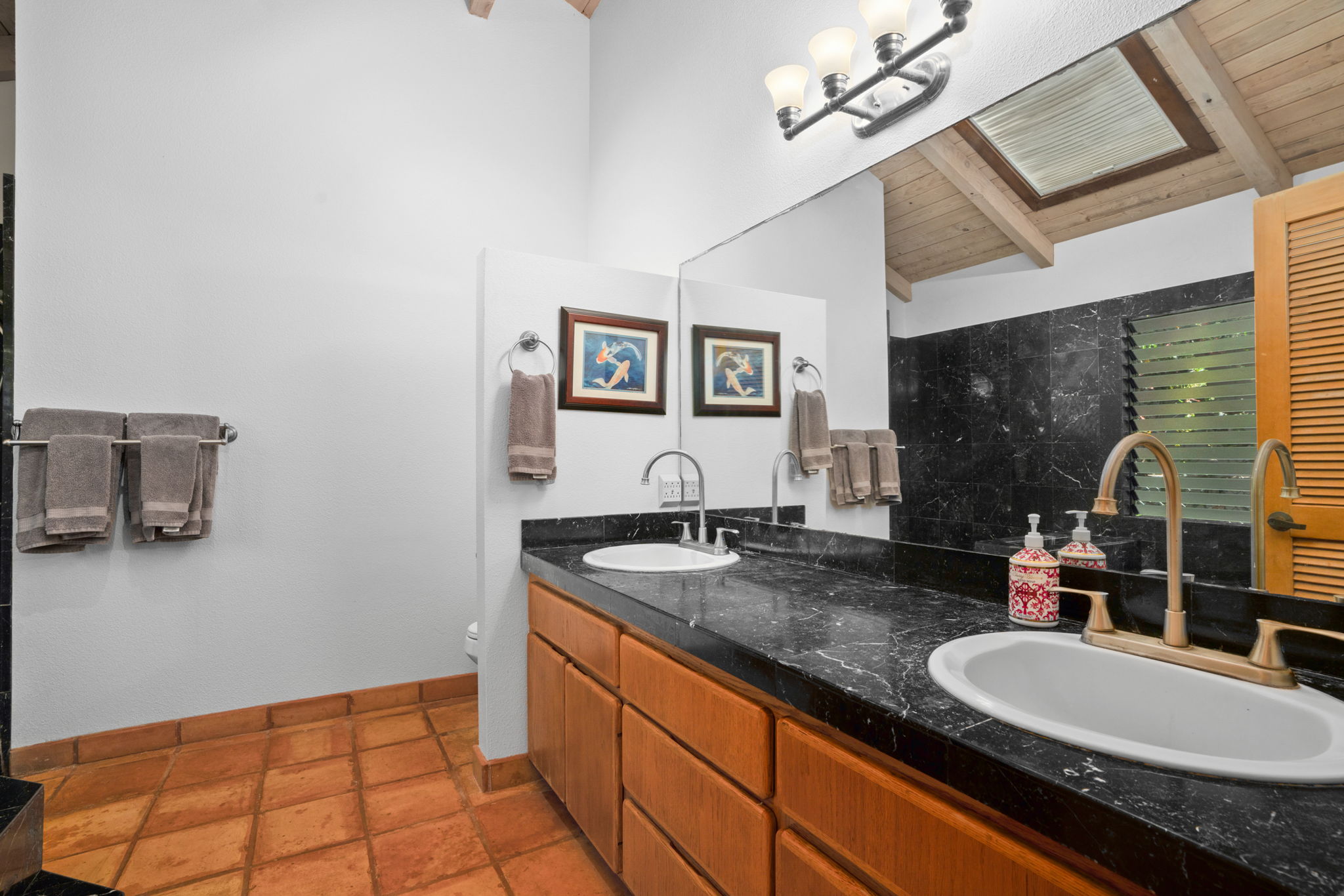 Primary bath: Bright ensuite bath with double vanity