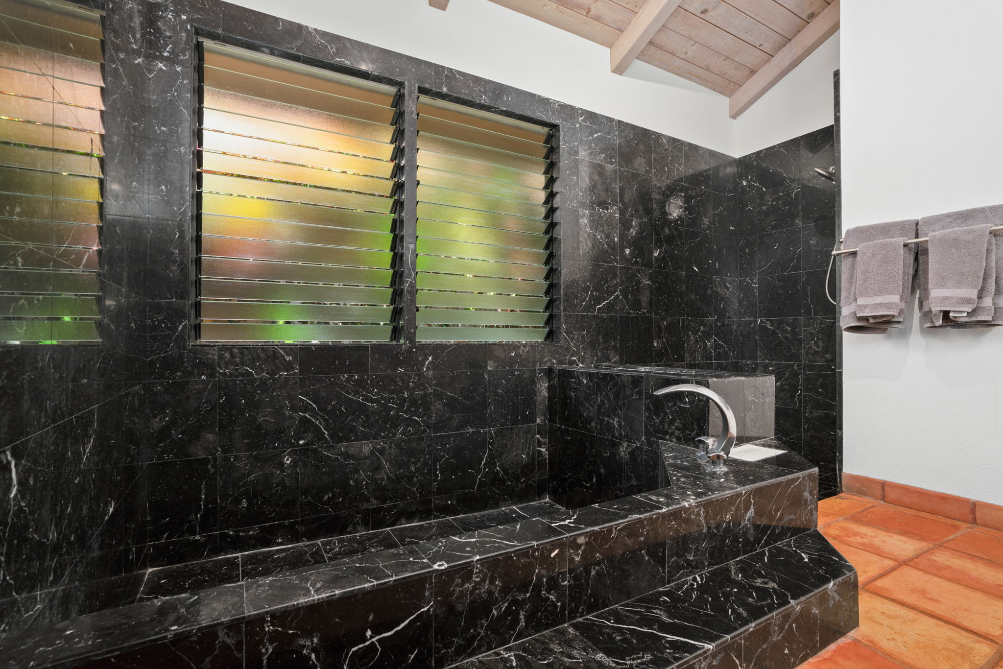 Bath: Clean, practical full bath