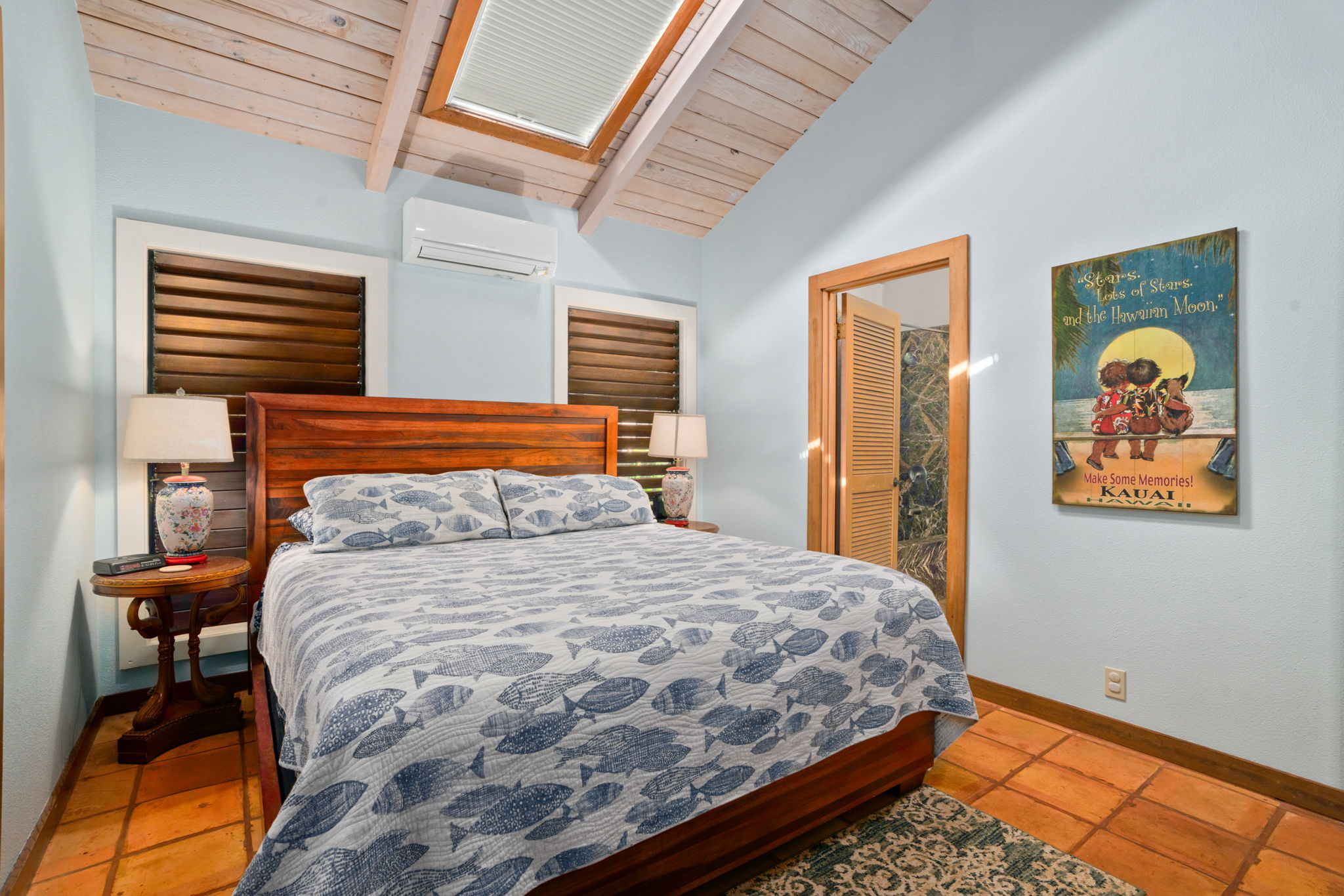 King bedroom: Calm sleeping space with island color